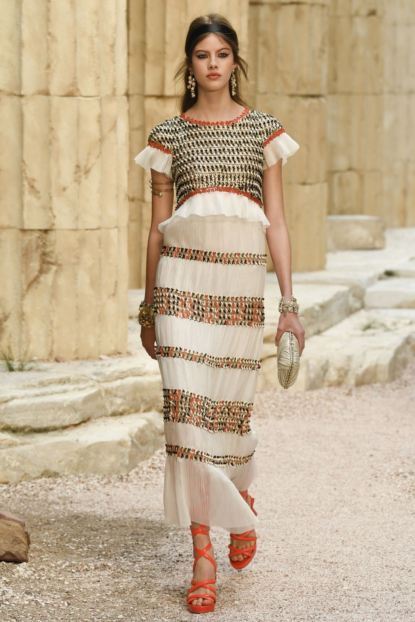 весенняя коллекция Chanel Resort 2018: платье греческий стиль удлиненное 