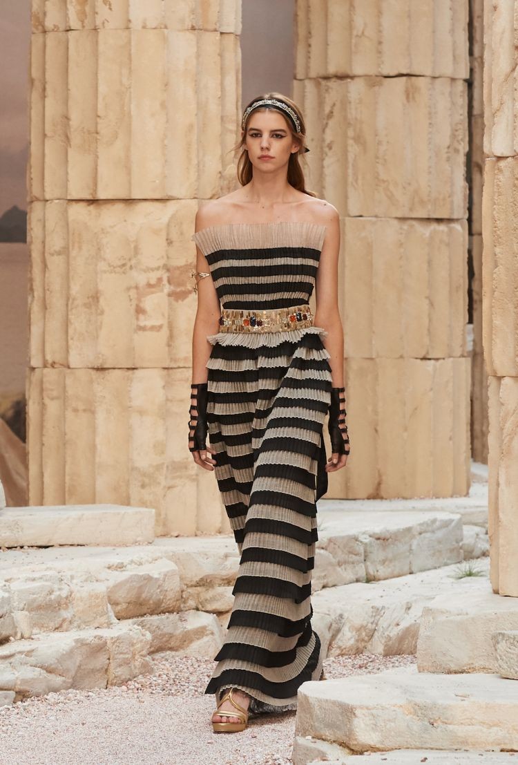 весенняя коллекция Chanel Resort 2018: платье без плеч в полоску длинное