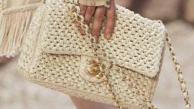 весенняя коллекция Chanel Resort 2018: сумка вязанная светлая