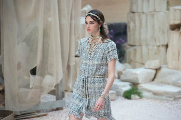 весенняя коллекция Chanel Resort 2018: деловой стиль платье с пояском 