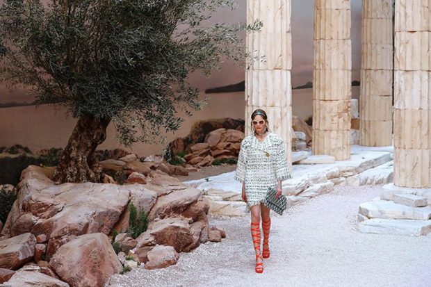 весенняя коллекция Chanel Resort 2018: деловой стиль платье под римские сандали 