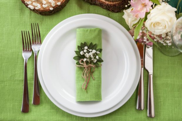 Зеленый свадебный стол