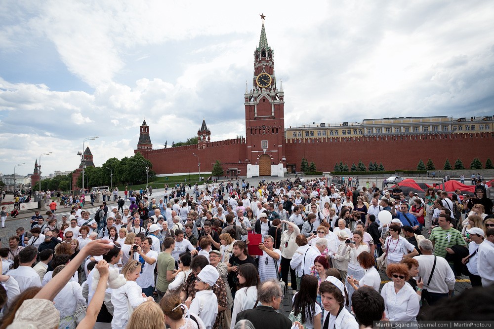 Москва млн чел. Много людей на площади. Красная площадь много народу. Красная площадь много людей. Толпа на красной площади.