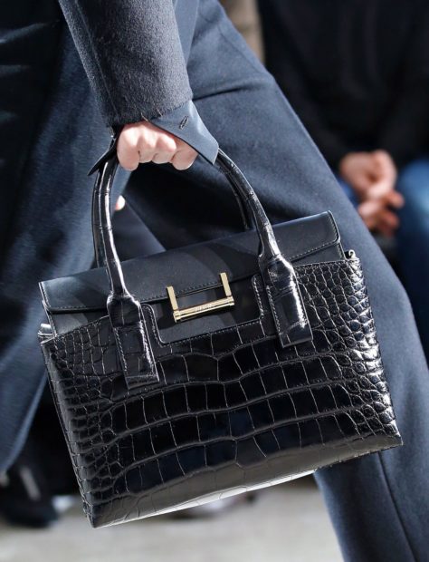 модные женские сумки 2022 2023: сумка черная под крокодила в руку
