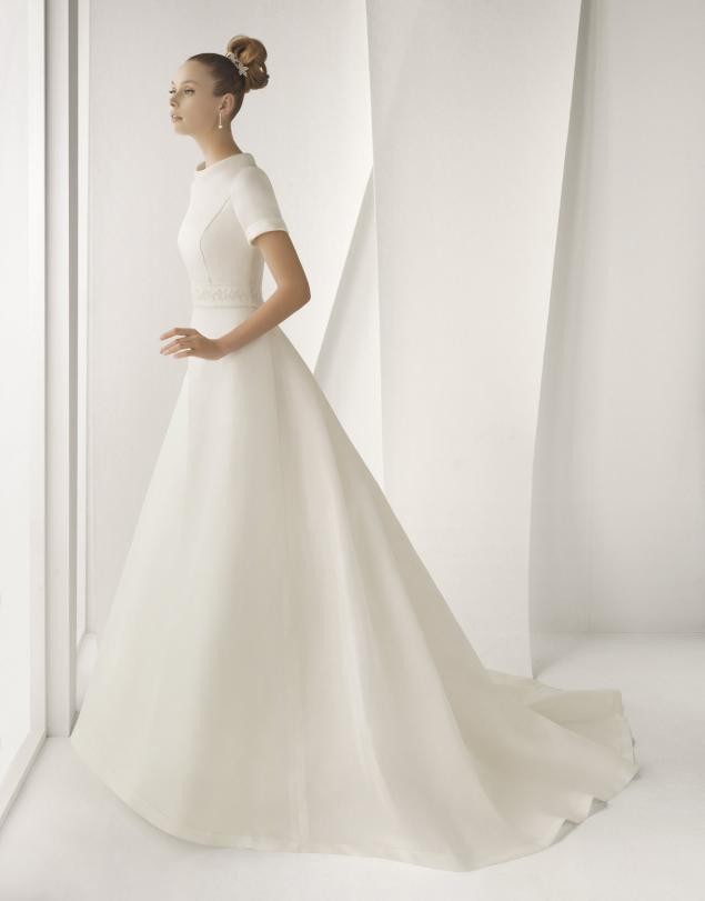 Модные свадебные платья 2022 года: платье минимализм рукав короткий 