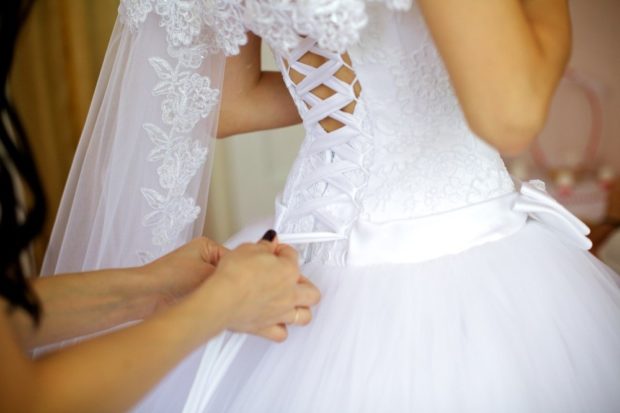 Модные свадебные платья 2022 года: ленты атласные на платье 