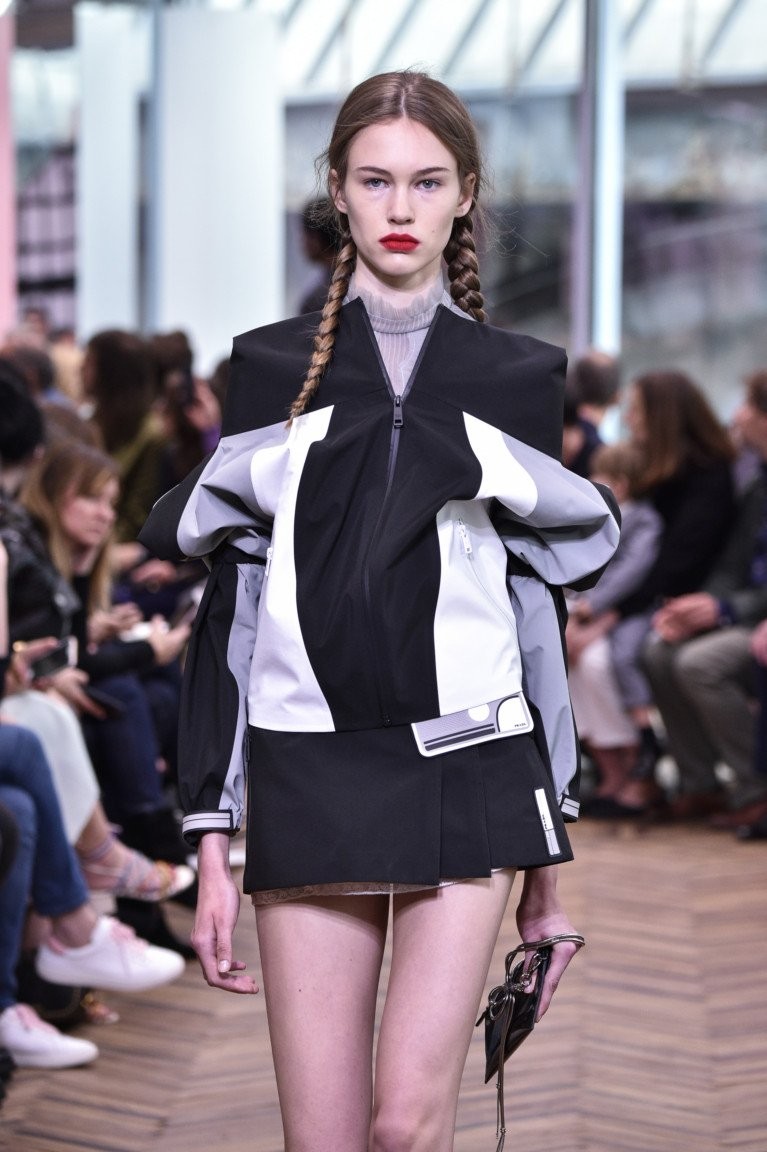 Весенняя коллекция женской одежды Prada 2018 года: куртка серая с белым черным