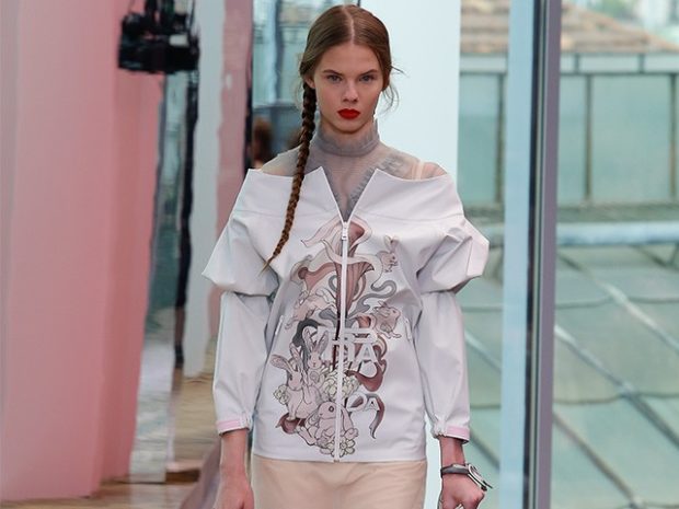 Весенняя коллекция женской одежды Prada 2018 года: бомбер белый с узором