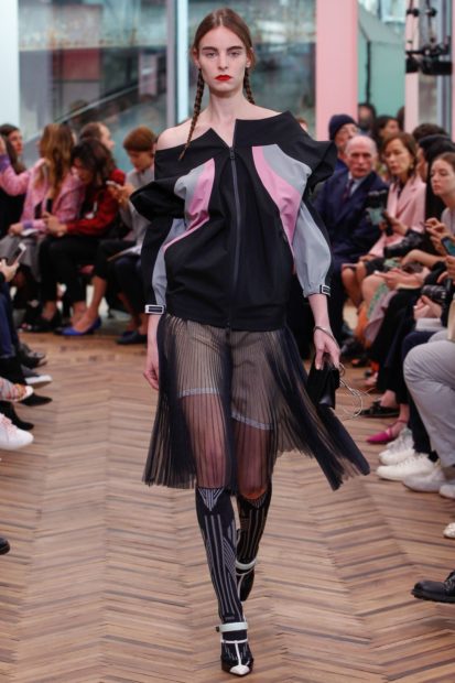 Весенняя коллекция женской одежды Prada 2018 года: бомбер черный с розовой и серой вставками