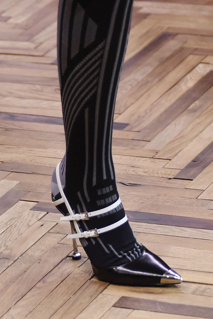Весенняя коллекция женской одежды Prada 2018 года: гольфы черные в белую полоску под каблук