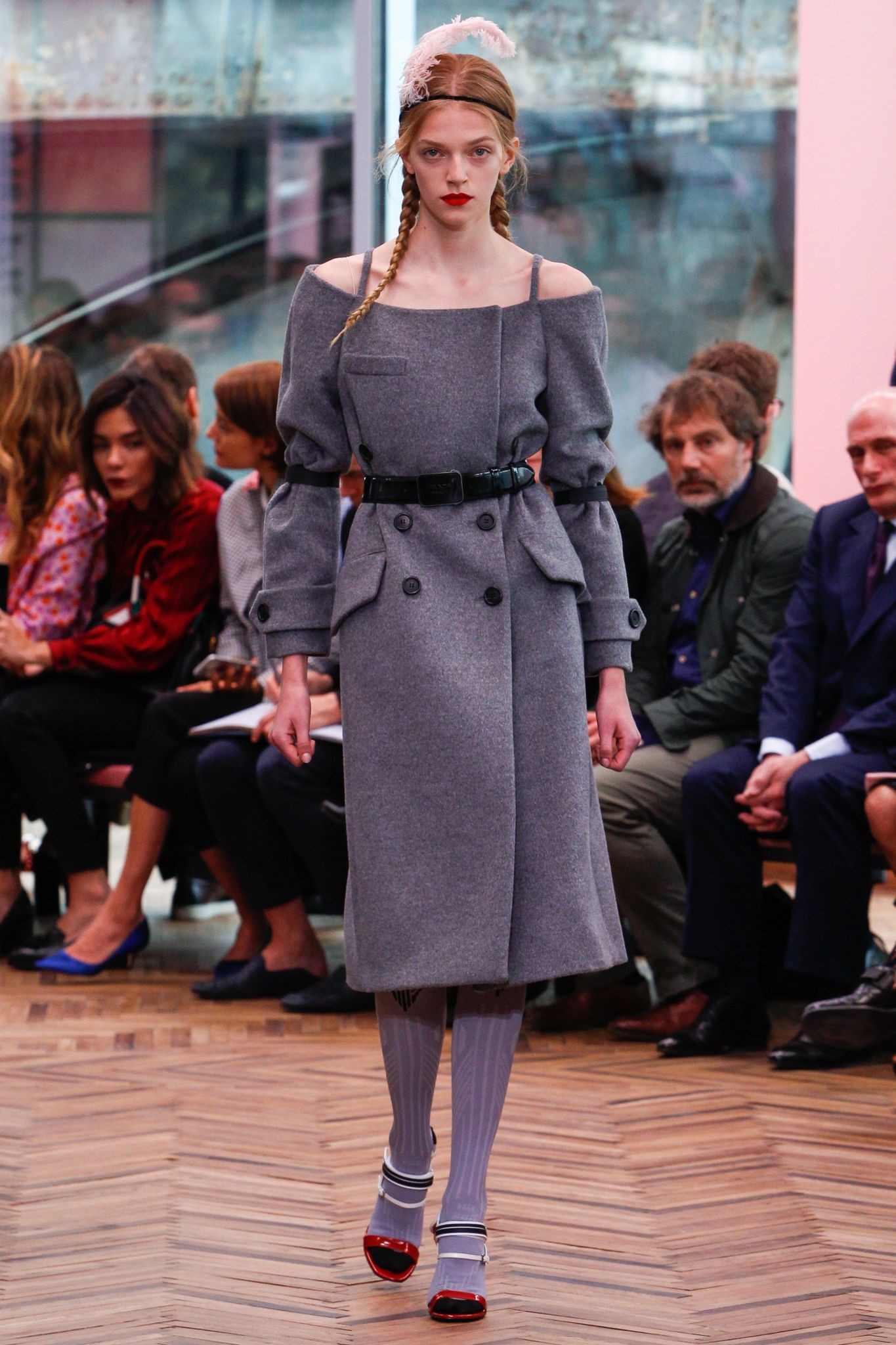 Весенняя коллекция женской одежды Prada 2018 года: пальто серое открытые плечи под пояс
