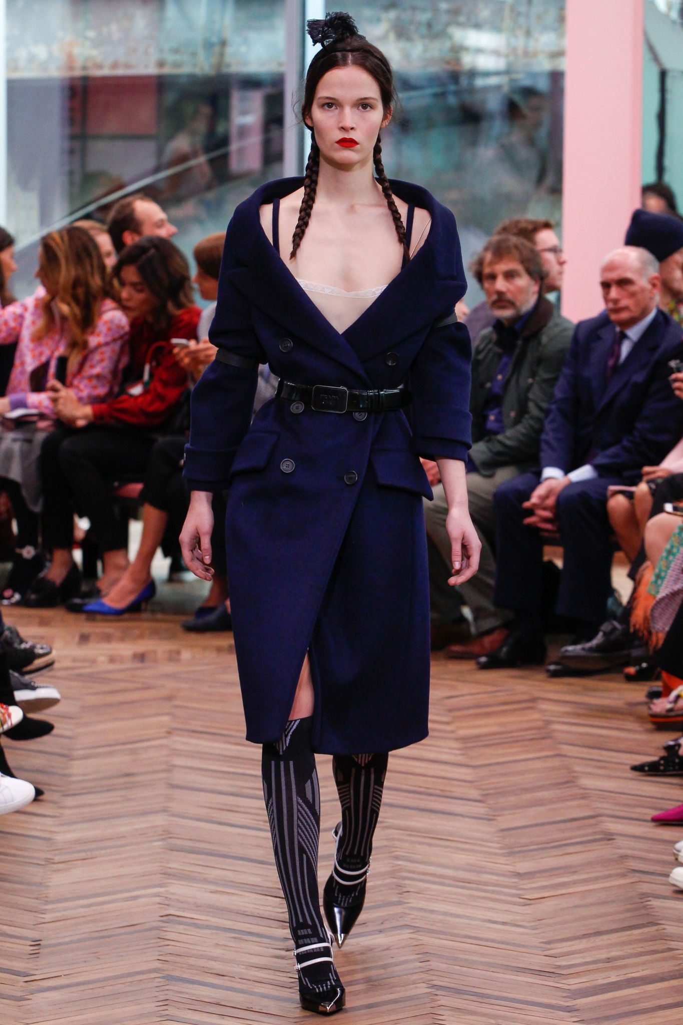 Весенняя коллекция женской одежды Prada 2018 года: пальто синее плечи открытые