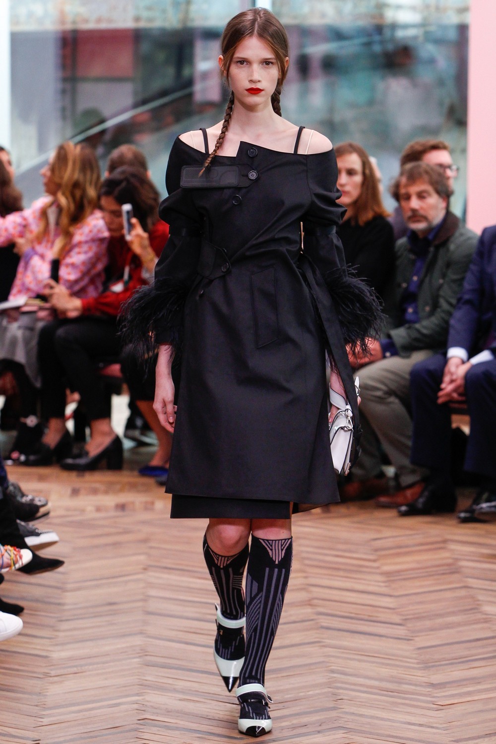Весенняя коллекция женской одежды Prada 2018 года: открытые плечи пальто черное