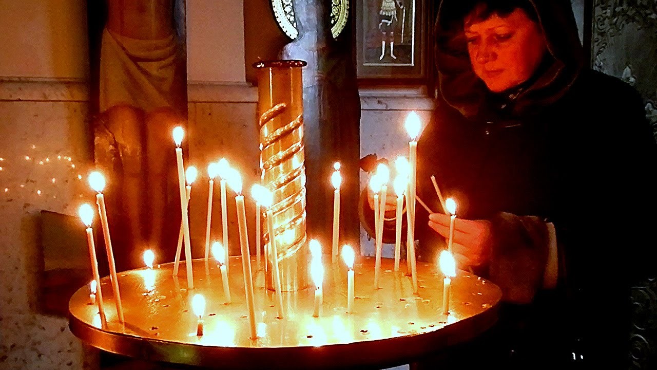 Куда ставят свечи за упокой в церкви. Свечка в храме. Церковные свечи. Свечи в храме за упокой. Свеча за упокоение.