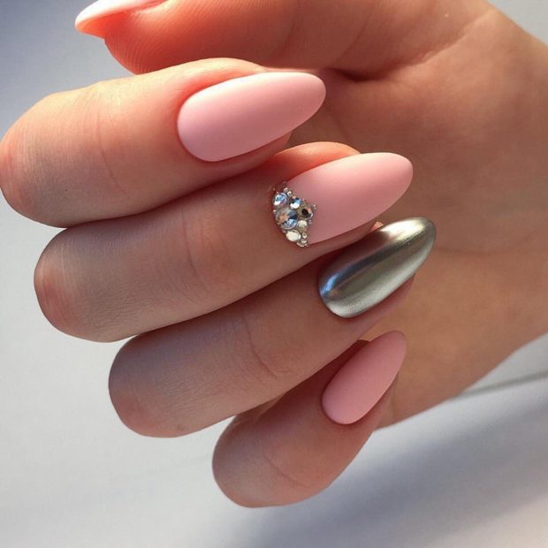 весенний маникюр 2022 года: форма ногтей овал розовый с серебром