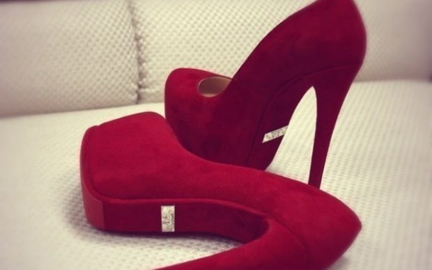 лабутены фото туфли женские: красные замшевые