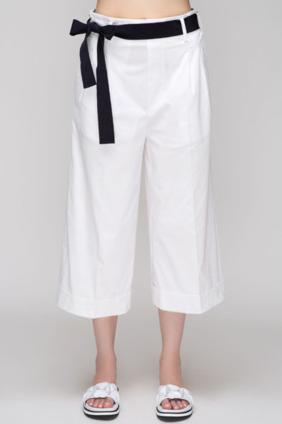 брюки весна лето 2022 года модные: бермуды белые с черным поясом 