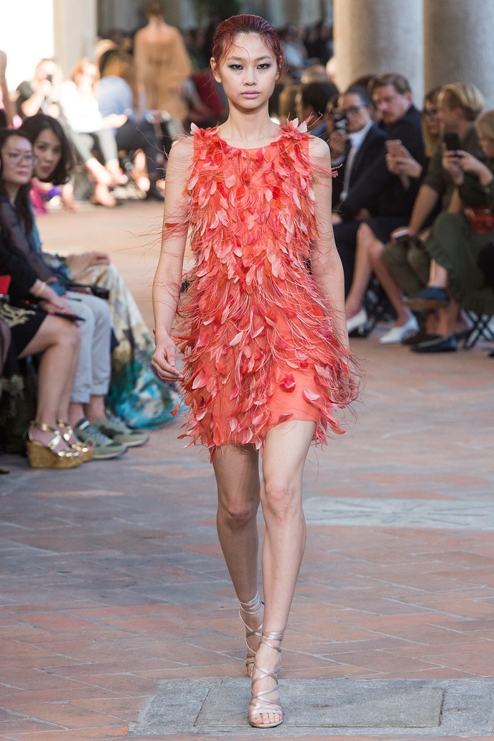 модные тенденции весна лето 2022: платье красное из перьев короткое