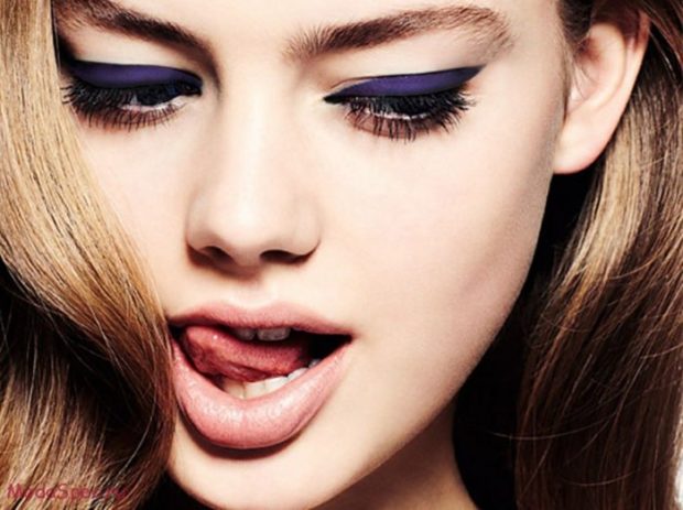 макияж весна лето 2022: фиолетовые стрелки по верхнему веку