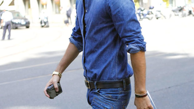 тенденции мужской моды весна лето 2022: джинсовая рубашка под джинсы в тон
