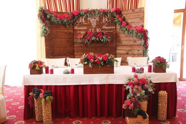 свадьба в цвете марсала оформление зала: столы