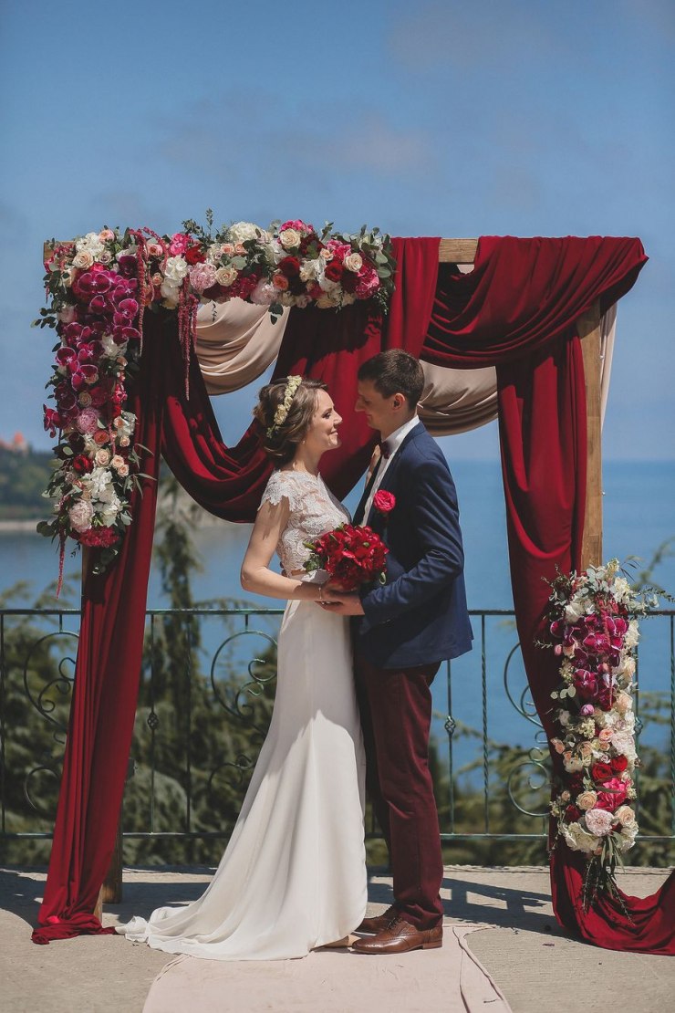 свадьба в цвете марсала: арка