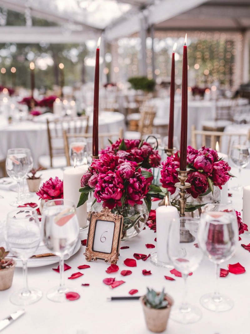 украшение свадьбы цвета марсала: на стол