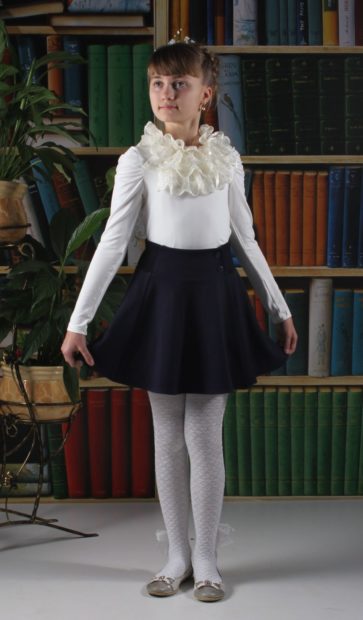 детская мода 2022 для девочек: белая блузка с жабо